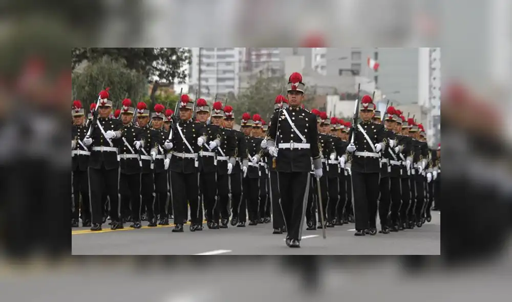 Familias enteras disfrutaron del variado y colorido cronograma del Desfile Militar. (Foto: La República)
