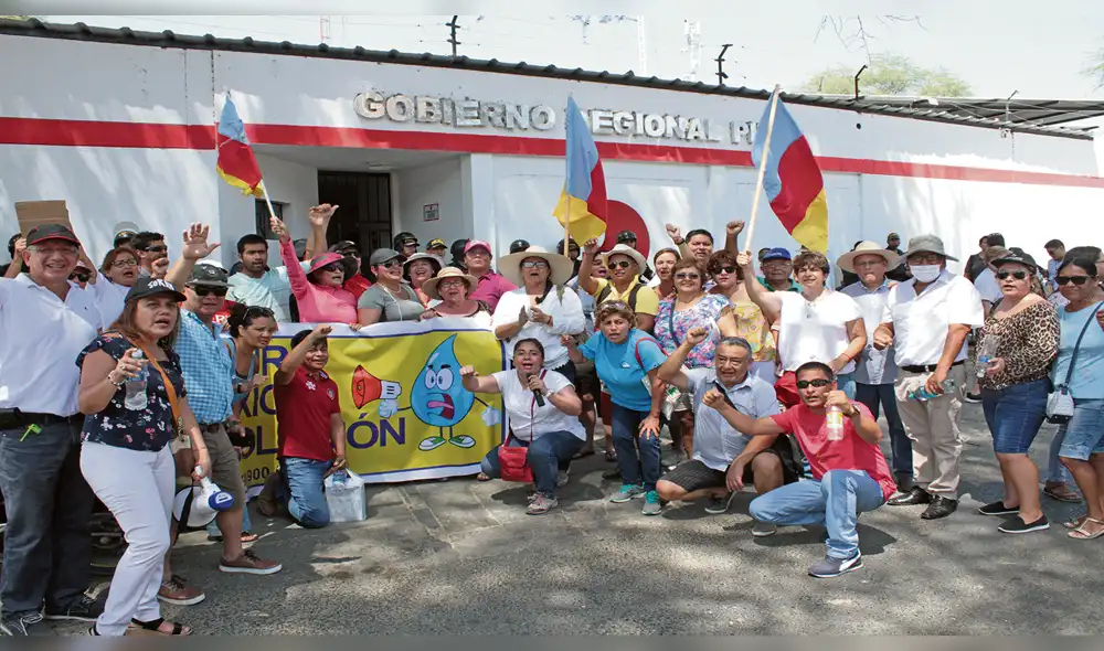 Pobladores. Cansados de promesas, sociedad civil llegó hasta los exteriores del gobierno regional para exigir el servicio de agua.