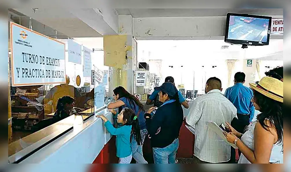 GERENCIA REGIONAL DE TRANSPORTES EN AREQUIPA  COLAS PARA ENTREGA DE BREVETE Y EXAMENES DE MANEJO MONITOREO POR CAMARA  DEL CIRCUITO DE MANEJO