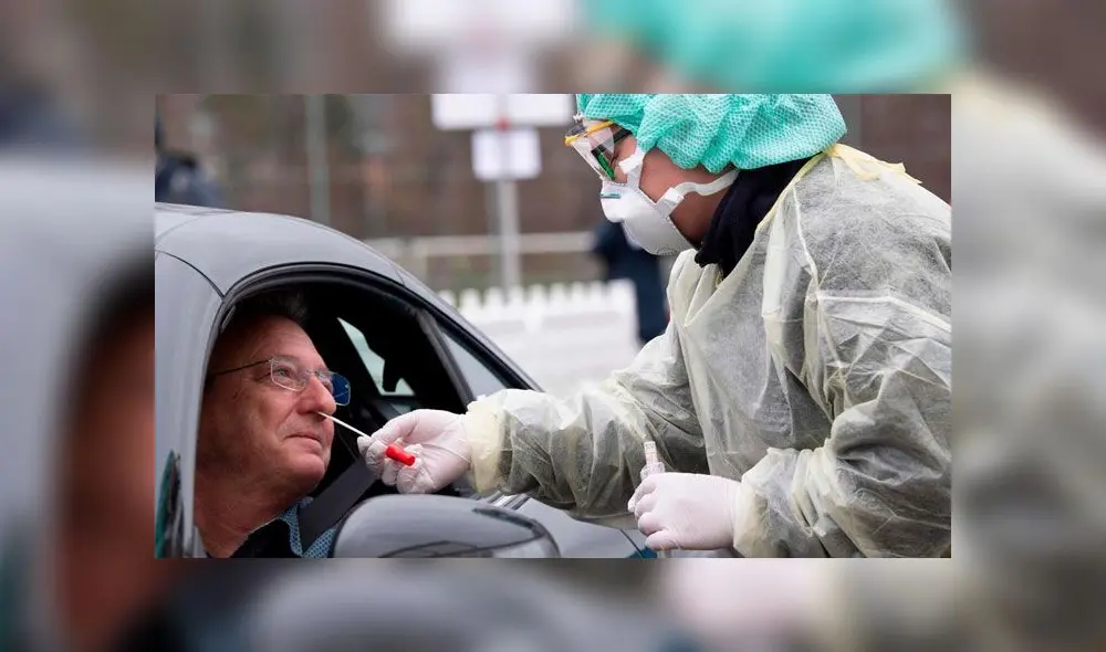 Un funcionario alemán pasa por una prueba rápida de COVID-19. Foto: AFP.