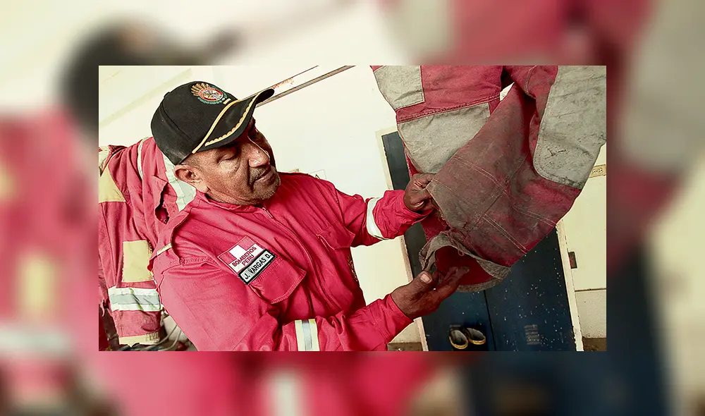 Última lona. Comandante Juber Vargas muestra el estado de los uniformes con los que salen a batallar contra los incendios. Última lona. Comandante Juber Vargas muestra el estado de los uniformes con los que salen a batallar contra los incendios.