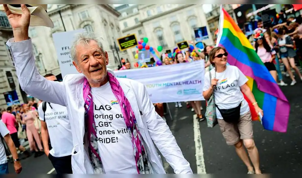 El actor Ian McKellen encabeza el desfile por el Orgullo Gay en Londres