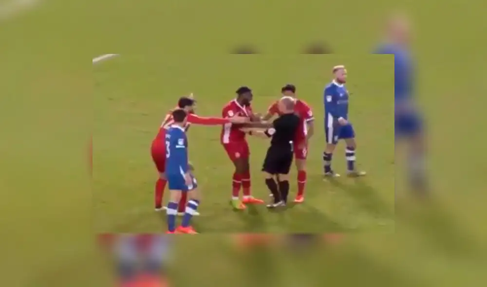 YouTube: árbitro exagera una falta en su contra  y expulsa a jugador 