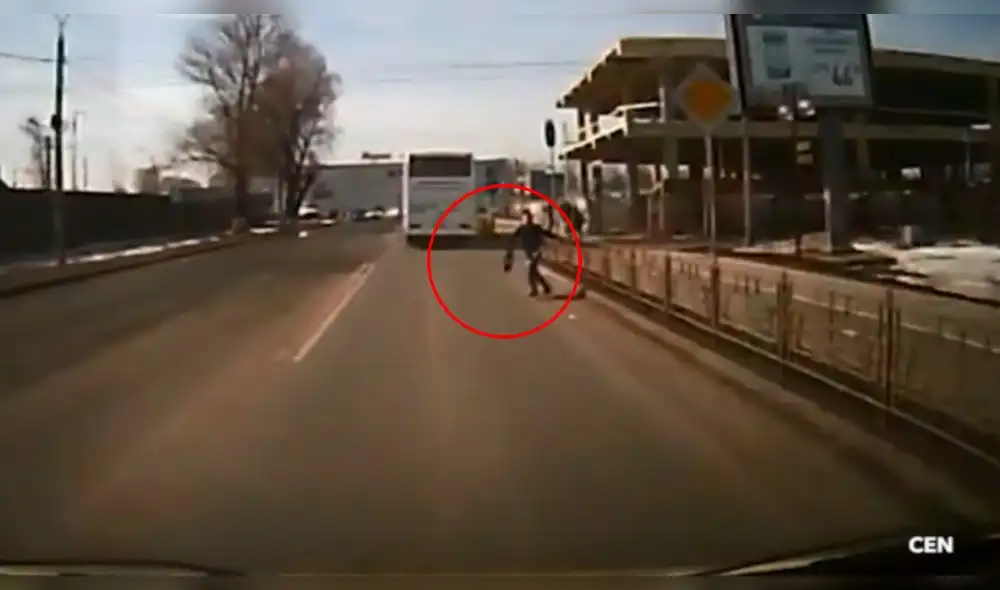 YouTube Viral: Mujer intenta ser atropellada por camión y todo termina mal [VIDEO]