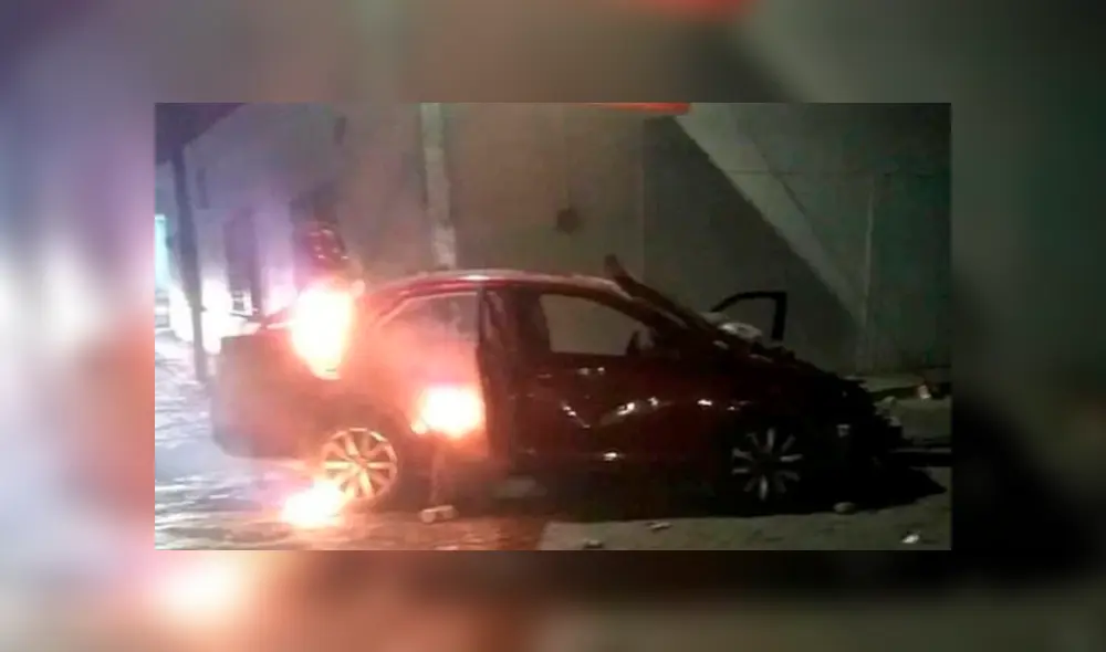 Así quedó el auto de la mujer después de que los pobladores lo incendiaran. (Foto: Infobae) Así quedó el auto de la mujer después de que los pobladores lo incendiaran. (Foto: Infobae)