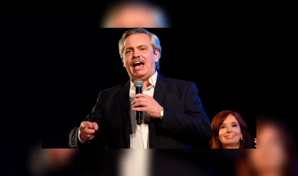 Alberto Fernández dando su discurso, mientras Cristina lo observa. Foto: EFE.