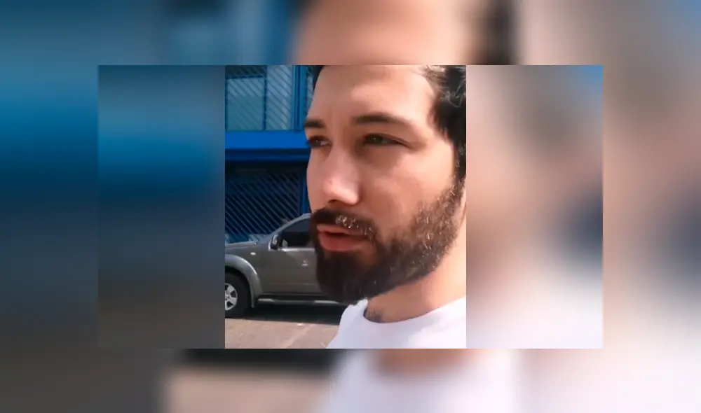 El muchacho publicó en su cuenta de Facebook el ingenioso método que utilizó para que le tomen su foto del pasaporte.