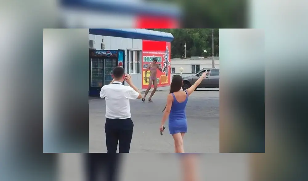 Desliza hacia la izquierda para ver las fotos del viral de Facebook, donde aparece un grupo de hombre vestidos con bikini. Desliza hacia la izquierda para ver las fotos del viral de Facebook, donde aparece un grupo de hombre vestidos con bikini.