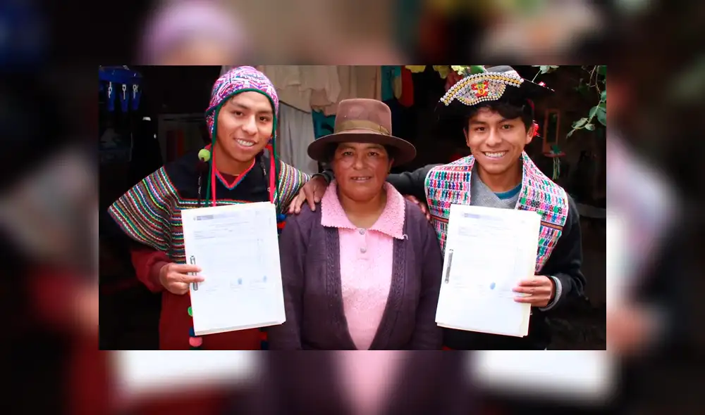 Los jóvenes de escasos recursos se ven beneficiados con las becas otorgadas gracias al pago de impuestos. Los jóvenes de escasos recursos se ven beneficiados con las becas otorgadas gracias al pago de impuestos.