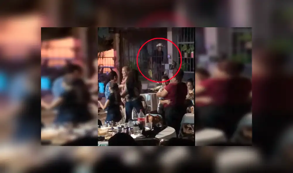 Hombre se robó el show de la celebración tras ser rechazado en fiesta de sus vecinos. Hombre se robó el show de la celebración tras ser rechazado en fiesta de sus vecinos.