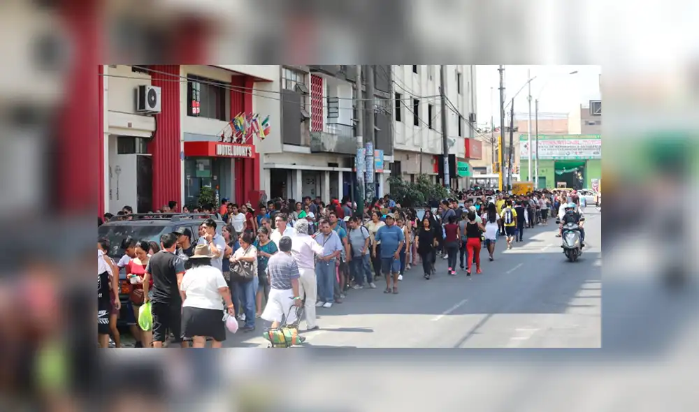 Gamarra: transeúntes hacen largas colas para ingresar [FOTOS]