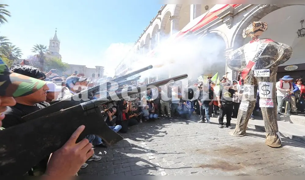 También escenificaron una ejecución del presidente Vizcarra.