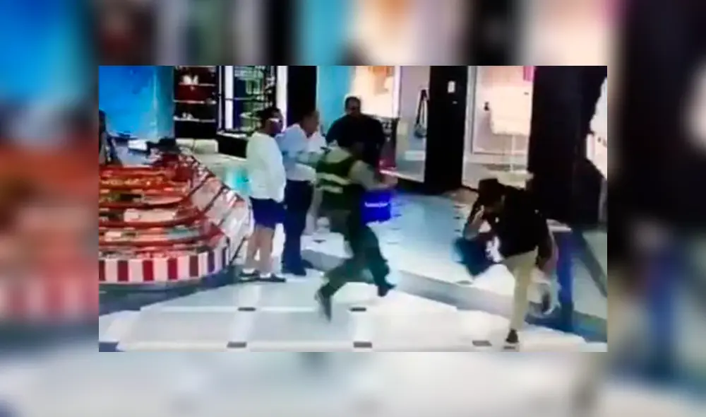 Video es viral en Facebook. El ladrón estaba a punto de escapar de la policía, pero no contó con que un joven pondría su pie para que tropiece y caiga al piso, donde sería apresado. Foto: Captura. Video es viral en Facebook. El ladrón estaba a punto de escapar de la policía, pero no contó con que un joven pondría su pie para que tropiece y caiga al piso, donde sería apresado. Foto: Captura.