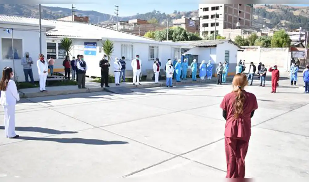Sus restos fueron despedidos con un minuto de silencio y con el izamiento de la Bandera Nacional a media asta.