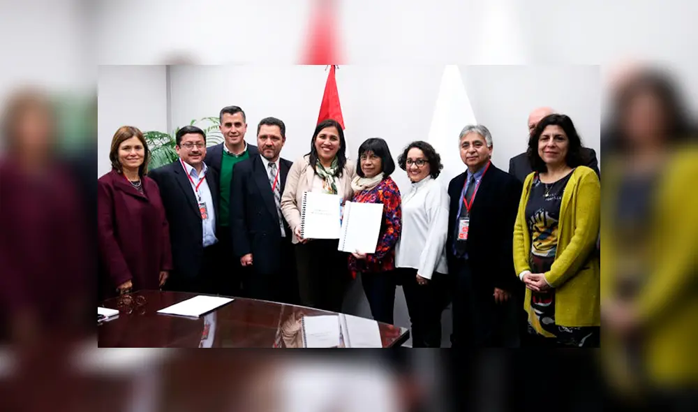 Ministra de Educación recibe las recomendaciones de la Mesa de Trabajo.