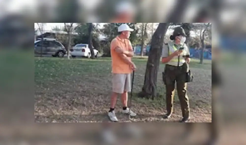 El hombre fue detenido por una oficial y cuando fue cuestionado por su irresponsabilidad, respondió: "Salgo a estirar las patas". (Foto: Twitter) El hombre fue detenido por una oficial y cuando fue cuestionado por su irresponsabilidad, respondió: "Salgo a estirar las patas". (Foto: Twitter)