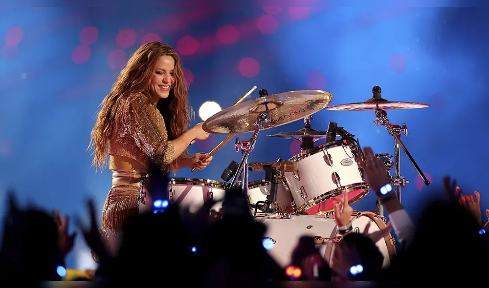 La cantante tuvo un extraño gesto durante su presentación en el evento deportivo, sin embargo, esta acción estaría ligada a la historia de Colombia. (Foto: AFP)