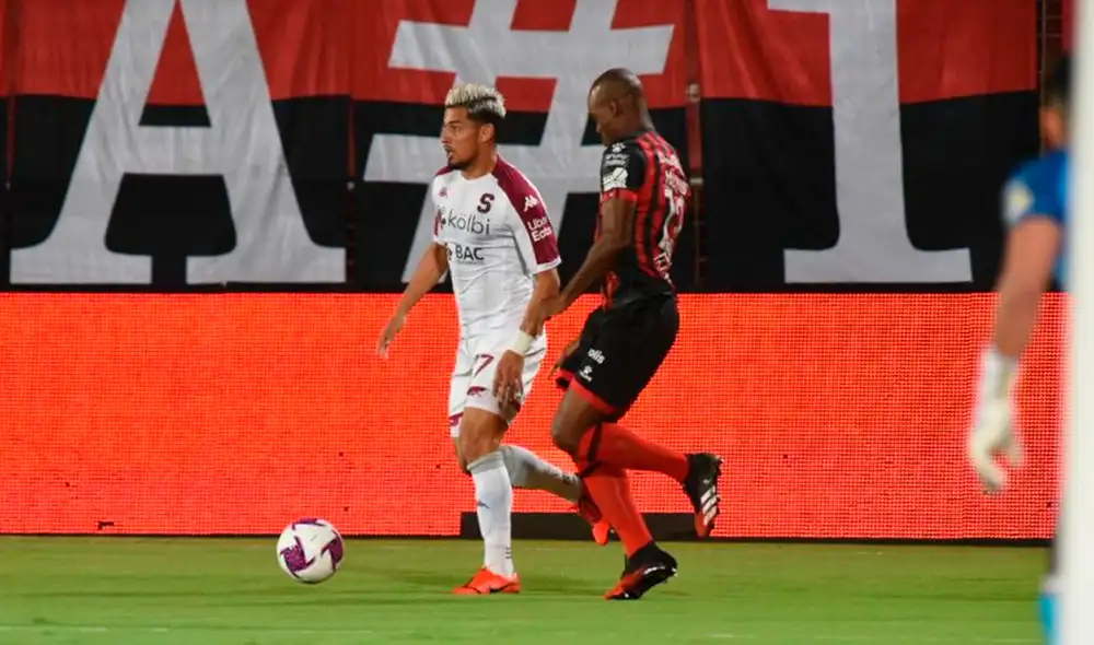 Alajuelense derrota de forma parcial a Saprissa (1-0) en el clásico de Costa Rica. (FOTO: @PMEimages). Alajuelense derrota de forma parcial a Saprissa (1-0) en el clásico de Costa Rica. (FOTO: @PMEimages).