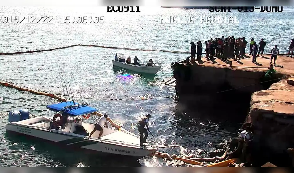 Ecuador declara emergencia en Galápagos por derrame de combustible al hundirse barcaza. Foto: Captura. Ecuador declara emergencia en Galápagos por derrame de combustible al hundirse barcaza. Foto: Captura.