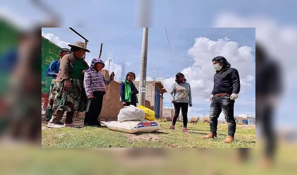 En imágenes publicadas en Facebook, se ve al artista donando sacos de arroz, bolsas de papas, entre otros víveres.