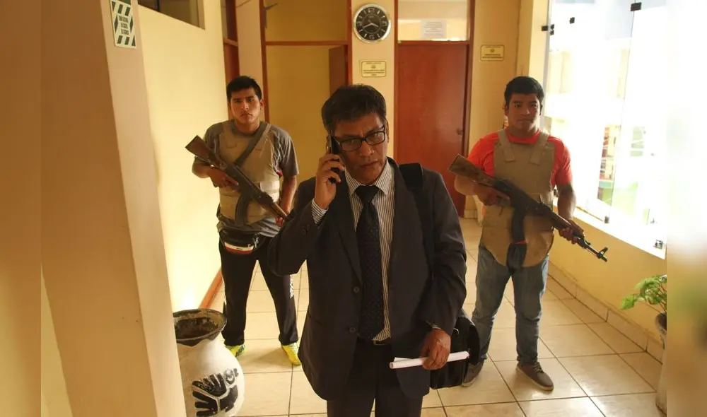 FISCAL WILLIAM RABANAL PALACIOS, CON RESGUARDO POLICIAL CON FUSILES AKM, DURANTE UNA AUDIENCIA EN LA PROVINCIA DE CHEPEN.FISCAL RABANAL ES AMENAZADO DE MUERTE POR  EL CRIMEN ORGANIZADO (ORGANIZACIONES DELICTIVAS, DEDICADAS AL SICARIATO Y LA EXTORSION, QUE OPERAN EN EL DEPARTAMENTO DE LA LIBERTAD, Y A VARIAS DE LAS CUALES, HA LLEVADO A PRISION EN LA CIUDAD DE TRUJILLO.FISCALES AMENAZADOS DE MUERTE-INSEGURIDAD CIUDADANA-CRIMEN ORGANIZADO-DELINCUENCIA-ASESINATOS-FISCALIA ESPECIALIZADA CONTRA EL CRIMEN ORGANIZADO EN LA LIBERTAD.