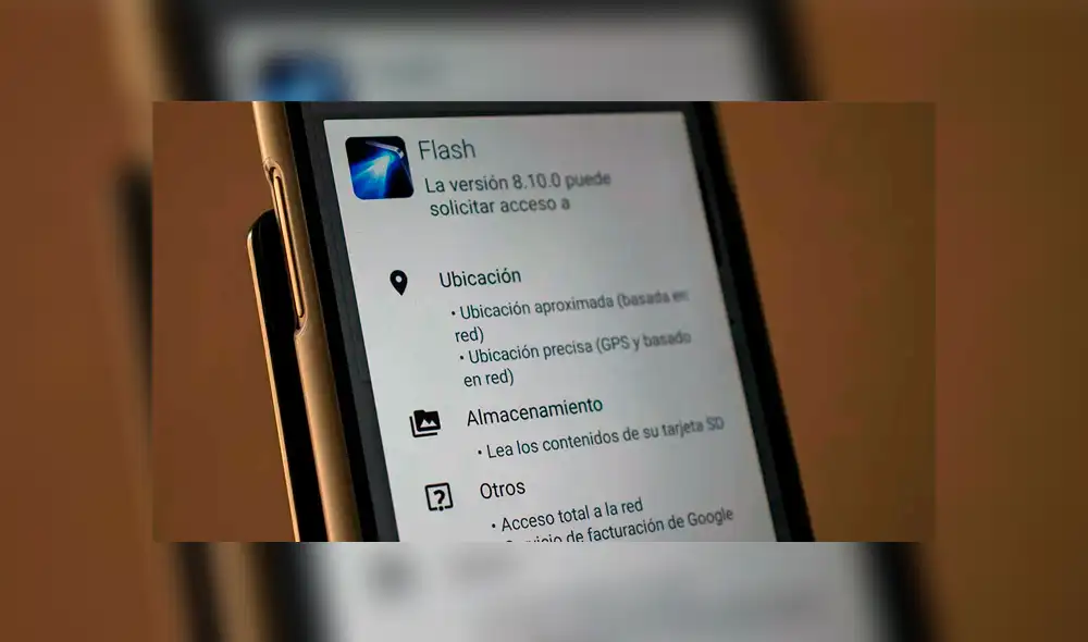 Y uno de los casos más comunes: apps de linterna que exigen todo tipo de permisos. Conoce más detalles sobre por qué son un peligro en la nota.