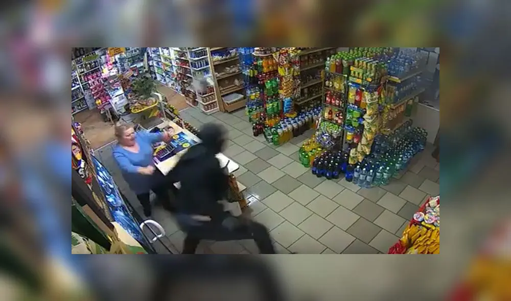 Ladrón armado ingresa a tienda y la dueña lo espanta con un trapeador [VIDEO]