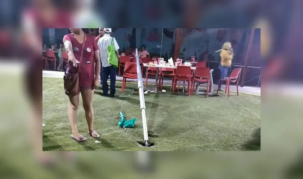 La estructura de metal era utilizada para sostener el toldo cuando realizan estas fiestas infantiles. La estructura de metal era utilizada para sostener el toldo cuando realizan estas fiestas infantiles.