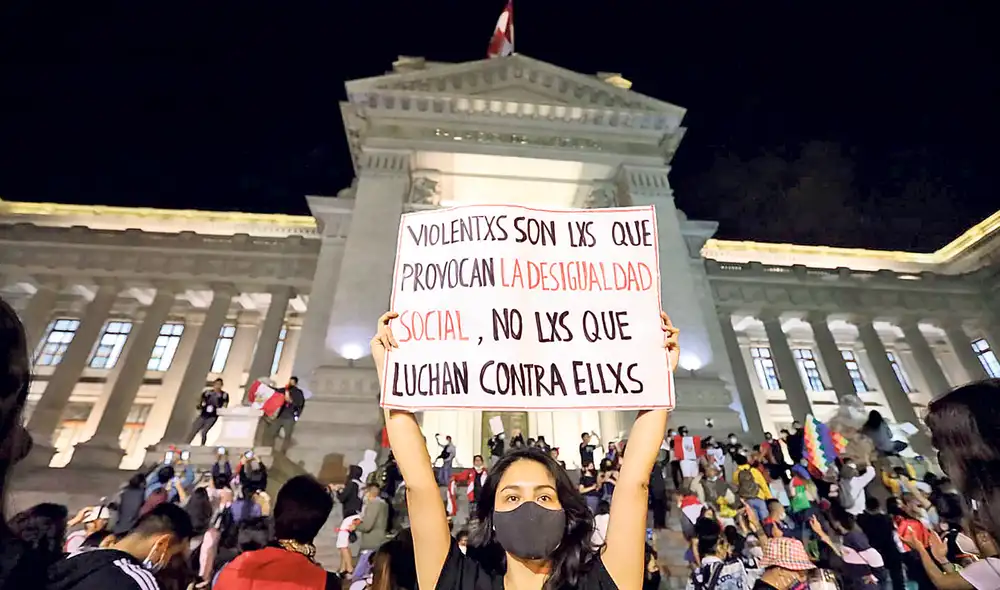 Presentes. Llegaron hasta el Palacio de Justicia para demandar celeridad en las investigaciones por el abuso policial. Foto: Jorge Cerdán/La República Presentes. Llegaron hasta el Palacio de Justicia para demandar celeridad en las investigaciones por el abuso policial. Foto: Jorge Cerdán/La República