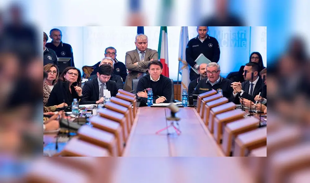 El primer ministro de Italia, Giuseppe Conte, en el consejo de ministros extraordinario de este sábado. Foto: EFE