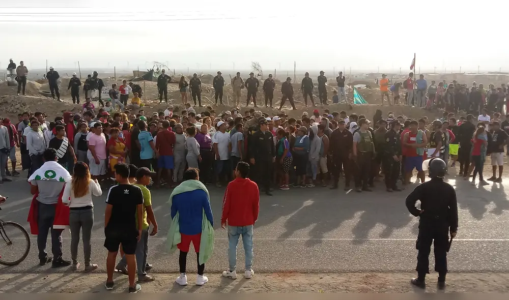 Enfrentamiento entre pobladores y PNP. Enfrentamiento entre pobladores y PNP.