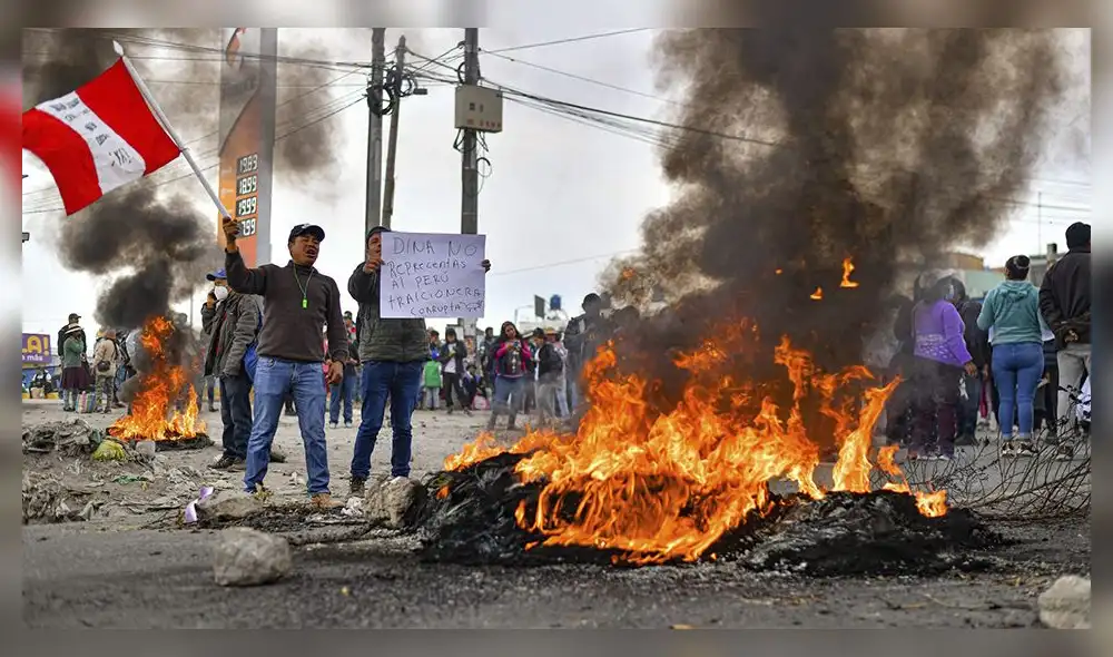 Debido a las manifestaciones se ha visto interrumpido el transporte aéreo y terrestre. Foto: AFP Debido a las manifestaciones se ha visto interrumpido el transporte aéreo y terrestre. Foto: AFP