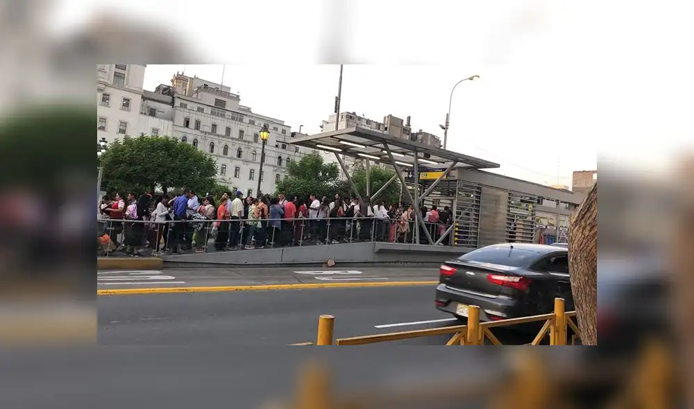 Metropolitano: reportan largas colas afuera de estación