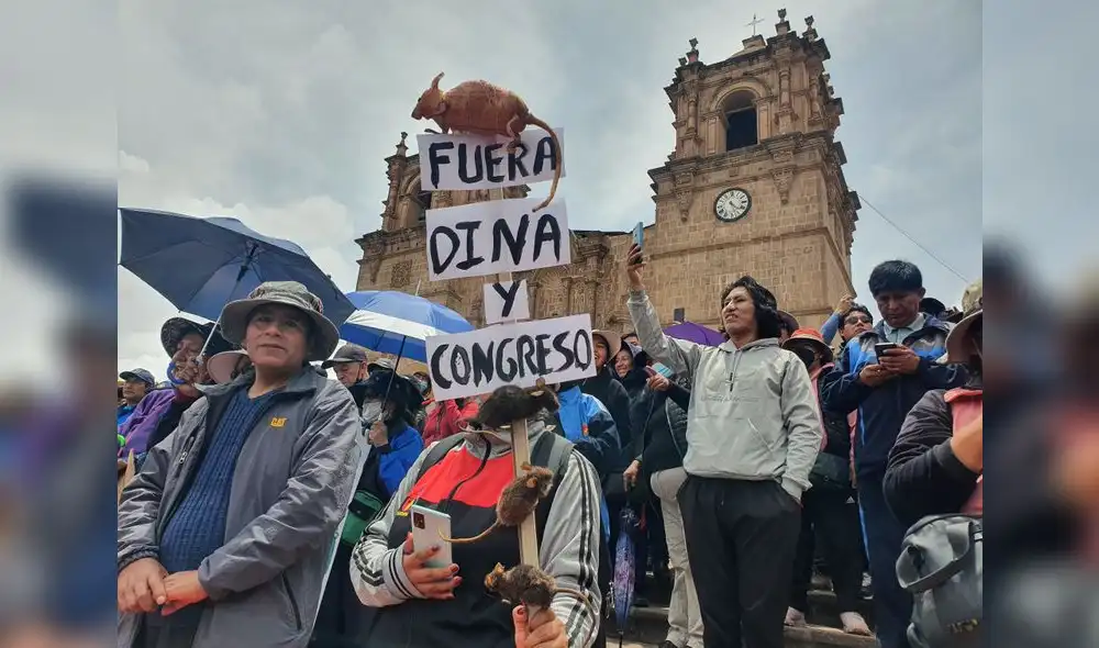 LLENO TOTAL. Plaza de armas de Puno  acabó llena de manifestantes de diferentes sectores.