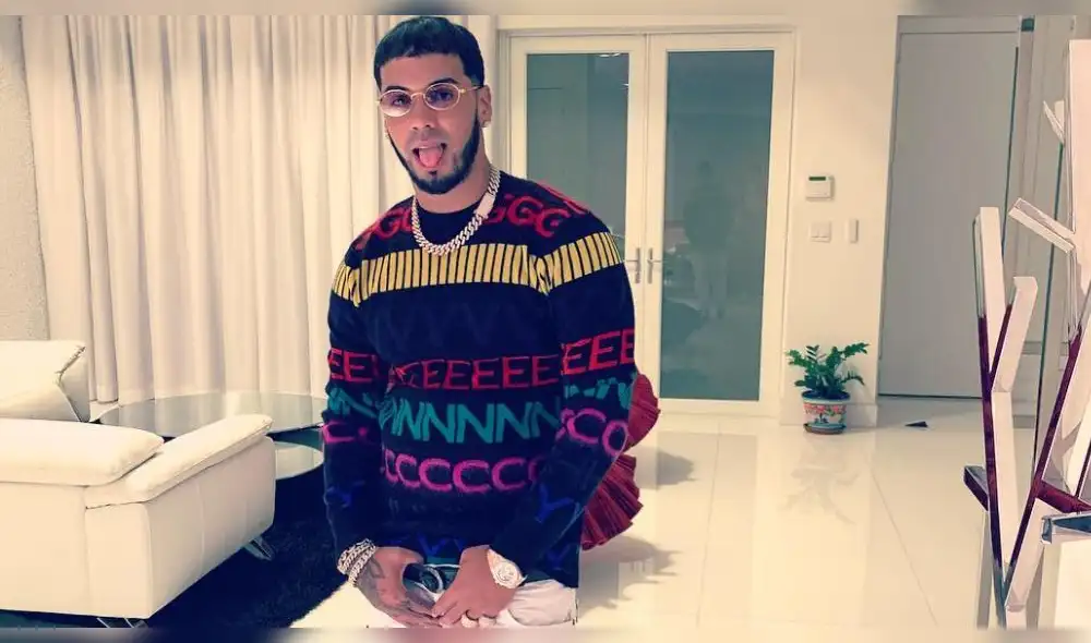 Anuel AA ostenta 4 relojes y es criticado por usuarios de las redes