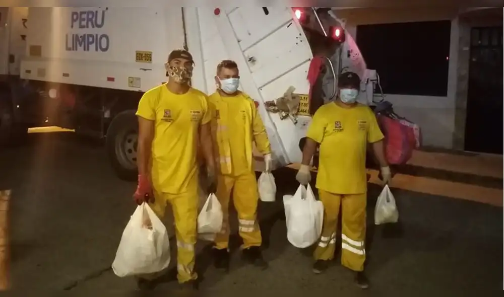 Vecinos donan víveres a trabajadores de limpieza Vecinos donan víveres a trabajadores de limpieza