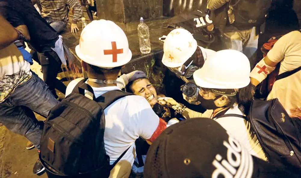 Emergencia. Voluntarios médicos y enfermeros estuvieron presentes para atender a los heridos. Foto: Antonio Melgarejo/La República Emergencia. Voluntarios médicos y enfermeros estuvieron presentes para atender a los heridos. Foto: Antonio Melgarejo/La República