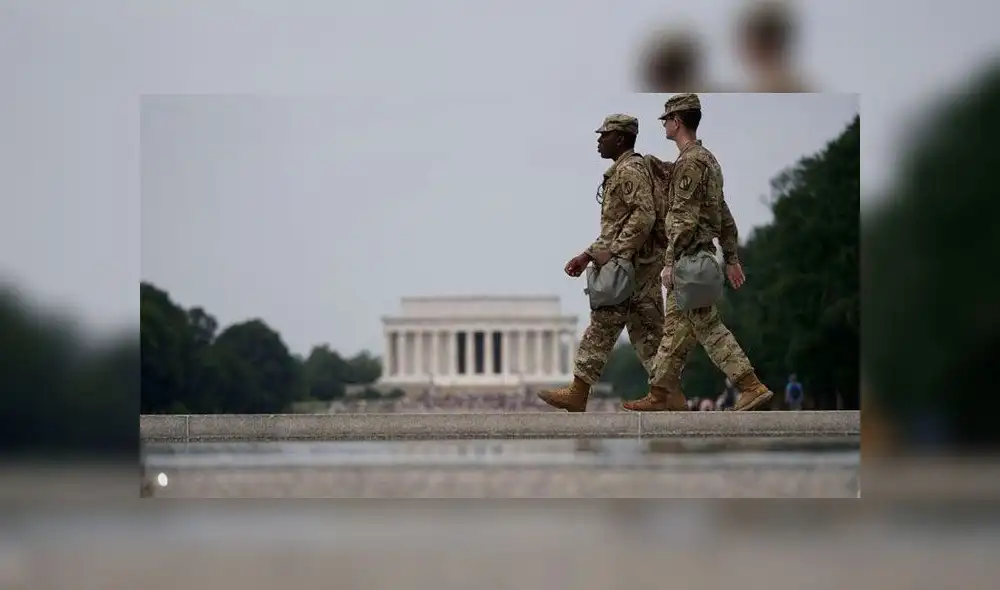 Guardia Nacional de Estados Unidos caminan cerca del Monumento a Abraham Lincoln. Foto: Drew Angerer/AFP.