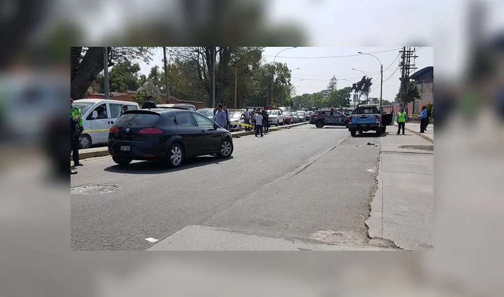 Robo del auto ocurrió frente al colegio Recoleta, donde los hampones dejaron una auto negro y un arma de fuego. (Foto: Grace Mora / La República) Robo del auto ocurrió frente al colegio Recoleta, donde los hampones dejaron una auto negro y un arma de fuego. (Foto: Grace Mora / La República)