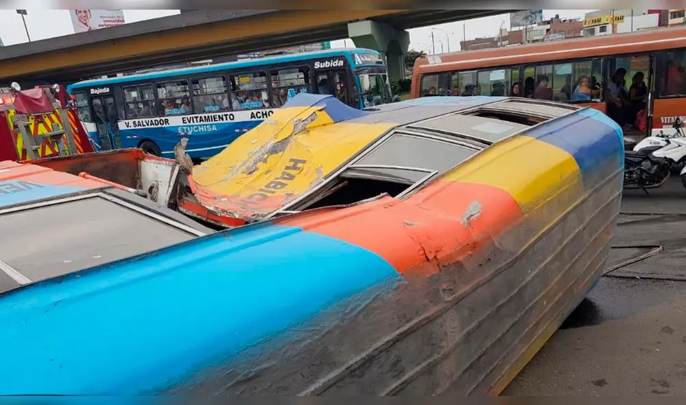 Los pasajeros de la cúster que cubre la ruta Callao-Callao fueron los más afectados, pues el vehículo se volcó. El conductor se dio a la fuga. (Foto: Carlos Contreras / La República) Los pasajeros de la cúster que cubre la ruta Callao-Callao fueron los más afectados, pues el vehículo se volcó. El conductor se dio a la fuga. (Foto: Carlos Contreras / La República)