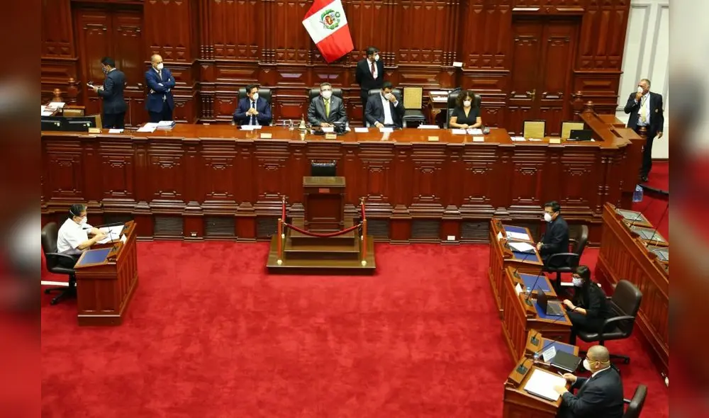 Zeballos junto a la ministra Alva y el ministro Castañeda. Al centro, la Mesa Directiva y al frente, el contralor general, Nelson Shack, en mangas de camisa. Foto: PCM.