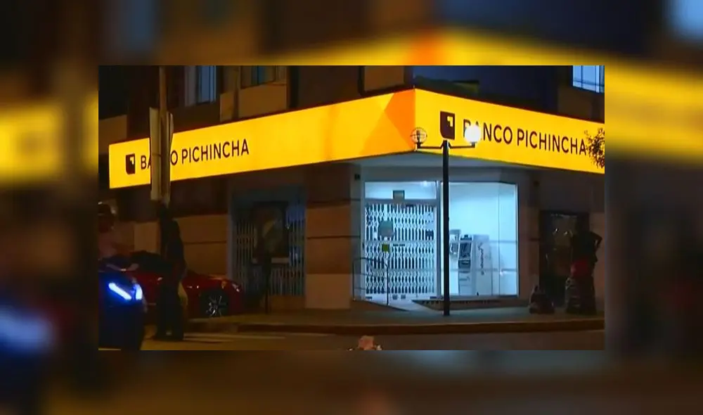 Tras sacar 17 mil soles en efectivo de la casa de la mujer, los estafadores la llaveron a un banco para que retire 63 mil más. (Foto: Captura de video / Latina Noticias) Tras sacar 17 mil soles en efectivo de la casa de la mujer, los estafadores la llaveron a un banco para que retire 63 mil más. (Foto: Captura de video / Latina Noticias)