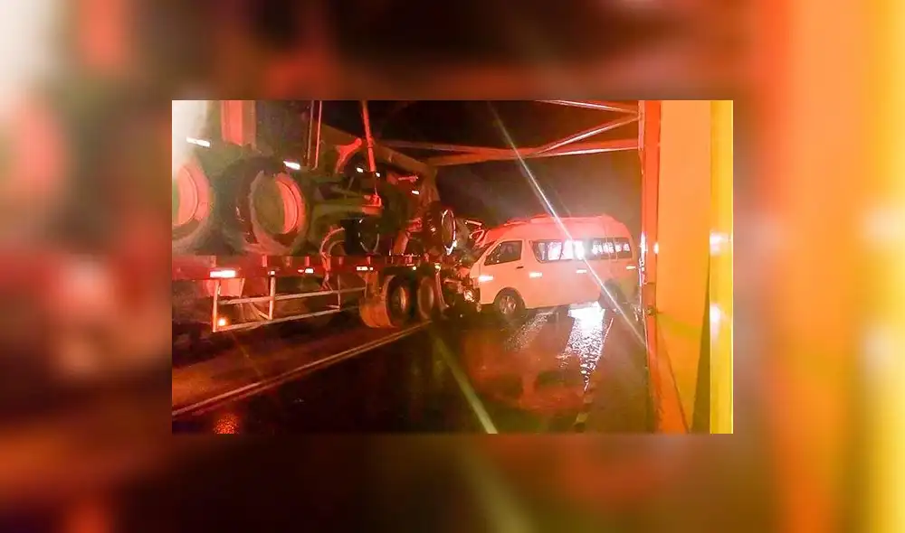Cuatro pasajeros mueren al chocar combi contra tráiler