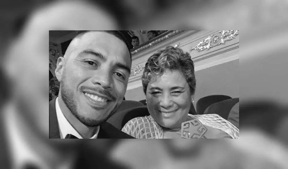 Manuel Heredia al lado de su madre en los premios de la Liga 1.