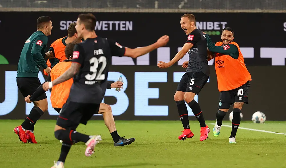 Werder Bremen se salvó del descenso en el último partido de Claudio Pizarro en la Bundesliga. | Foto: EFE
