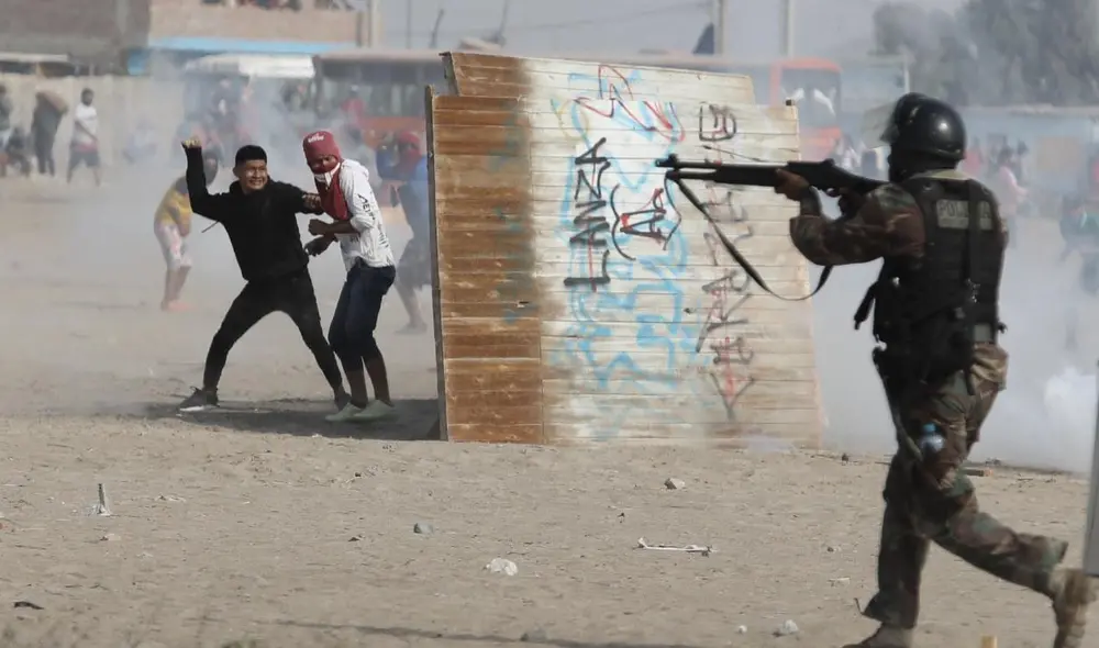 Los enfrentamientos siguen entre manifestantes y la PNP en la zona del Barrio Chino. Foto : Jorge Cerdan / La República Los enfrentamientos siguen entre manifestantes y la PNP en la zona del Barrio Chino. Foto : Jorge Cerdan / La República