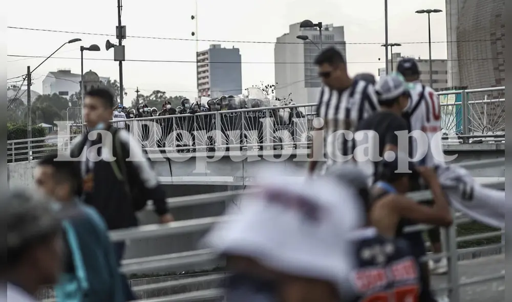 Lunas rotas y pintas en la estación Estadio Nacional del Metropolitano. Foto: Félix Contreras / La República Lunas rotas y pintas en la estación Estadio Nacional del Metropolitano. Foto: Félix Contreras / La República