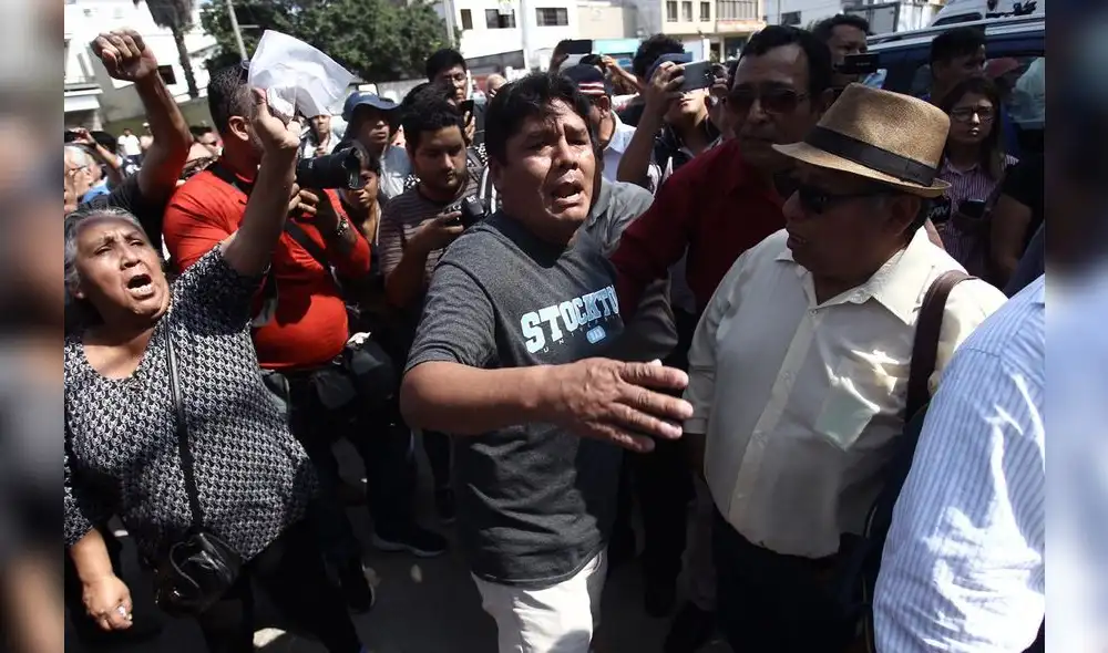 Alan Garcia: militantes del APRA llegan al hospital tras muerte del expresidente [FOTOS]