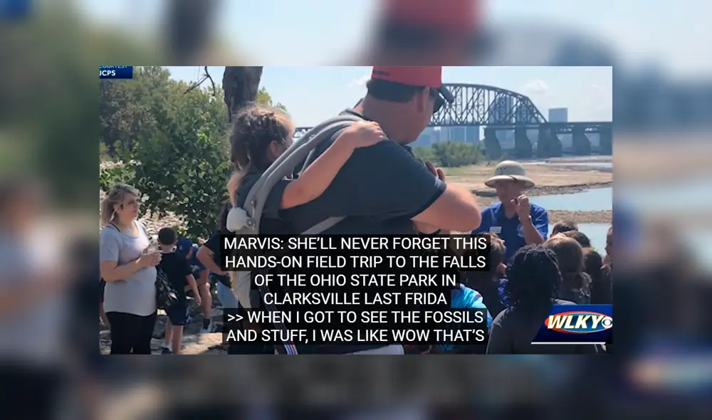 Profesor carga en hombros a su alumna que usa silla de ruedas durante viaje escolar [VIDEO] 