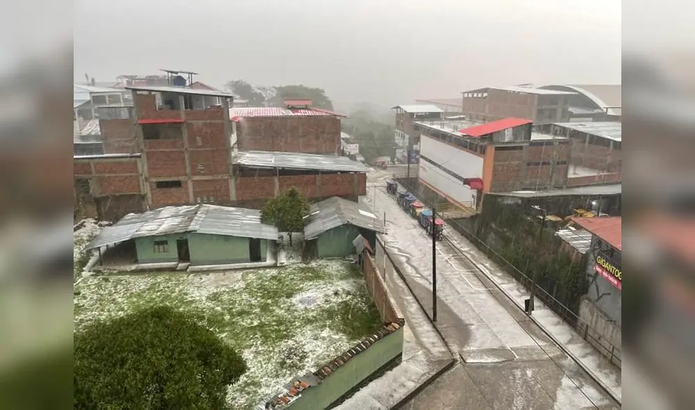Granizo cubrió calles y techos de las viviendas de San Nicolás en Rodríguez de Mendoza. Foto: Chachapoyas Noticias